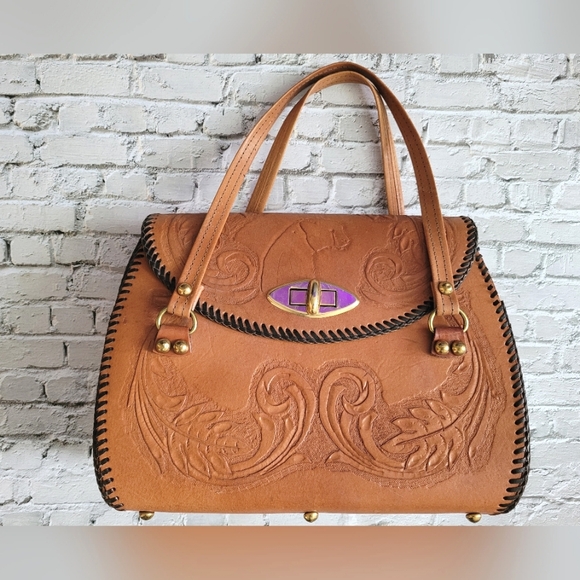 Vintage Handbags - Brown Real Leather Embossed Clasp Purse